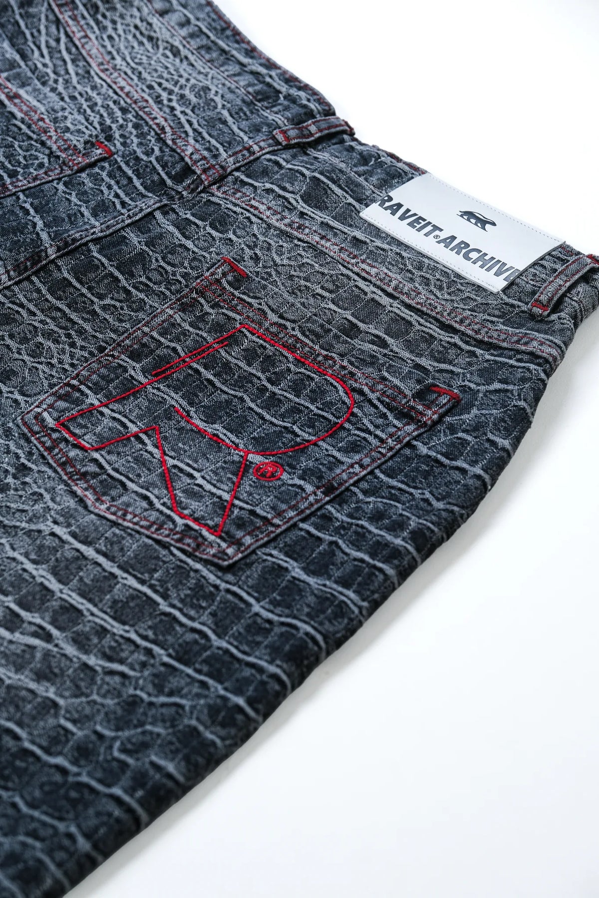 BLACK SNEAK DENIM JORTS